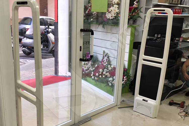 Tem từ hoặc hàng hóa gắn tem đặt quá gần cổng