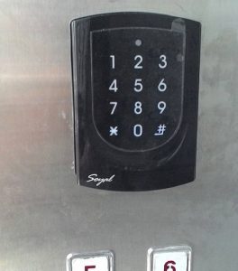 thiet-bi-kiem-soat-cua-ra-vao-soyal-ar-725e