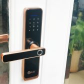 khoa-cua-go-van-tay-SFG-1103B