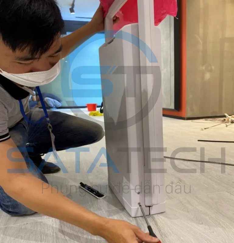 Nhân viên SATATECH sửa cổng từ an ninh