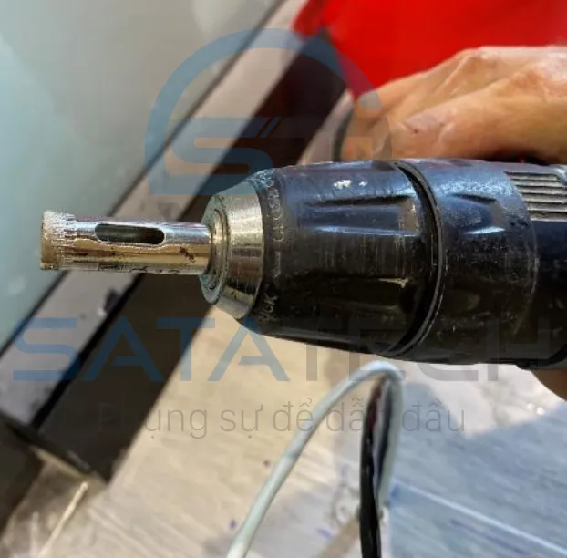 Dùng mũi khoan khoét gạch