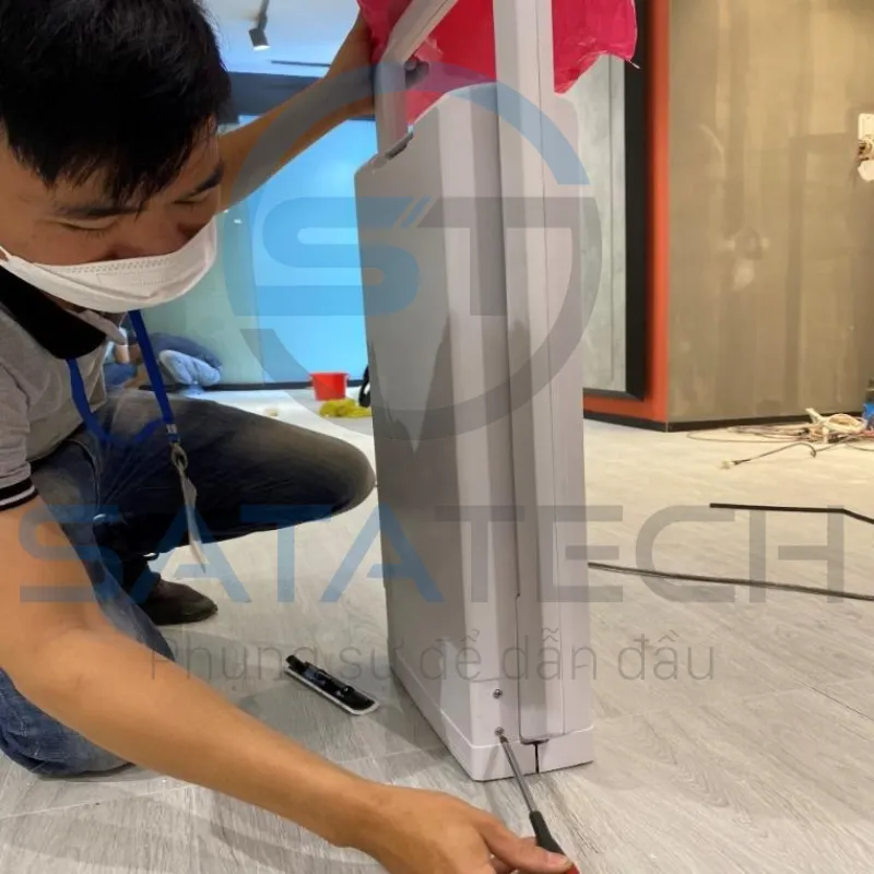 gỡ 8 con ốc dưới chân cổng từ