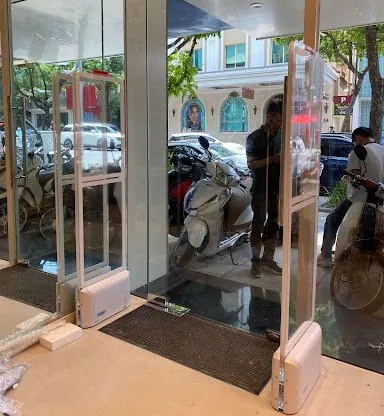 Lắp đặt cửa từ hoàn tất tại cửa hàng