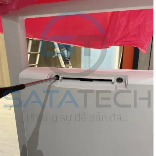 tháo con ốc bên trong cổng từ