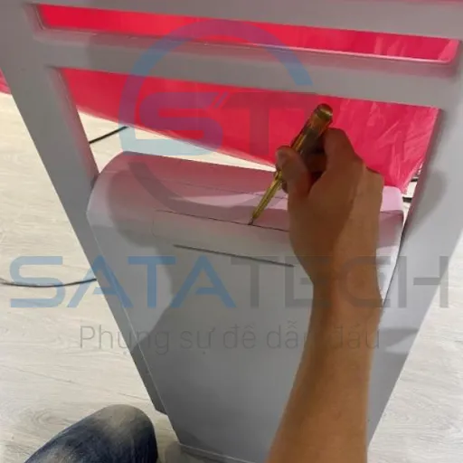 Tháo nắp cổng từ