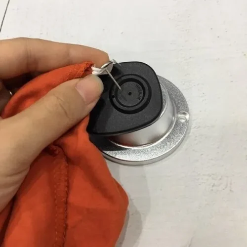 Gắn tem từ bằng ghim