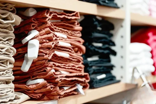 tem từ nguồn gắn vào quần áo